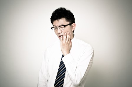 歯が痛い男性 歯が痛い男性