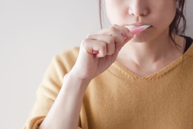 歯を磨いている女性 歯を磨いている女性