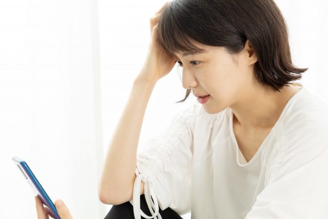 悩む女性 悩む女性