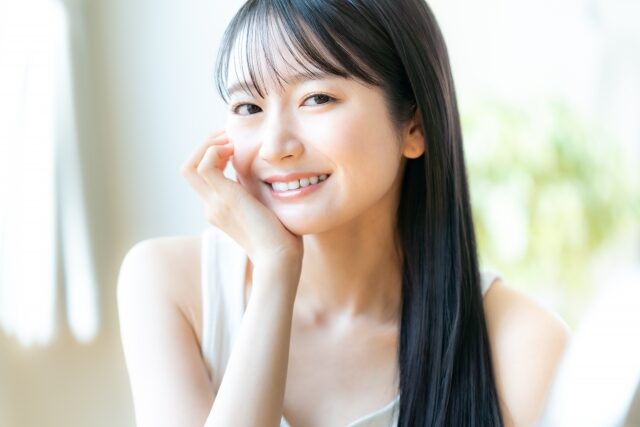 頬杖をつく女性 頬杖をつく女性