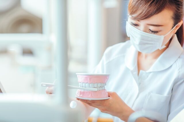 歯みがき指導をする衛生士 歯みがき指導をする衛生士